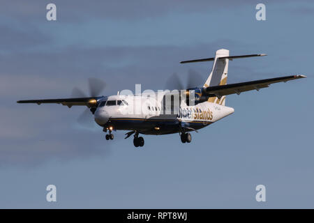 Un ATR 42-320, azionati da isole blu atterra all'Aeroporto di Jersey Foto Stock