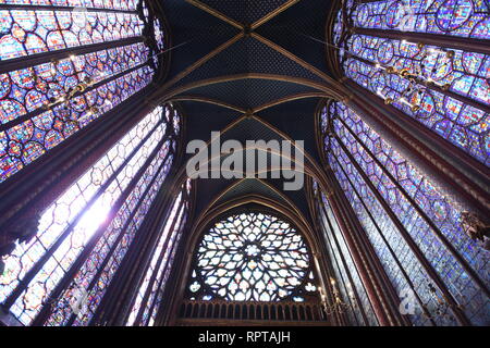 La Sainte-Chapelle è una cappella reale in stile gotico, entro la medievale Palais de la Cite, Parigi, Francia. Foto Stock