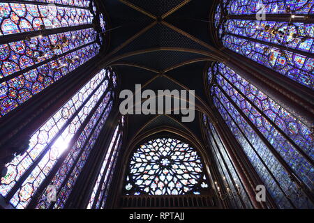 La Sainte-Chapelle è una cappella reale in stile gotico, entro la medievale Palais de la Cite, Parigi, Francia. Foto Stock