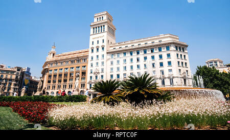 Barcellona, Spagna - 1 GIU 2018: Majestic Placa Rambla Catalunya con il maestoso Iberostar hotel e fontana - ampio angolo di visione della città europea caldo colore di qualità cinematografica Foto Stock