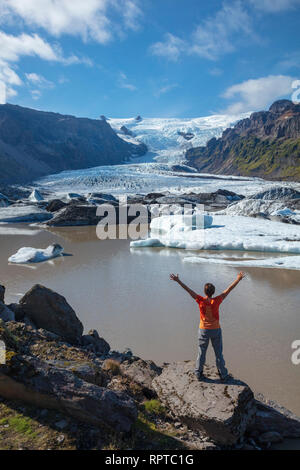 Persona accanto a Kviarjokull ghiacciaio e il Lago Moraine. Vatnajokull National Park, Sudhurland, sud est dell'Islanda. Foto Stock