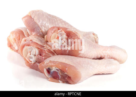 Il pollo crudo bacchette isolati su sfondo bianco Foto Stock