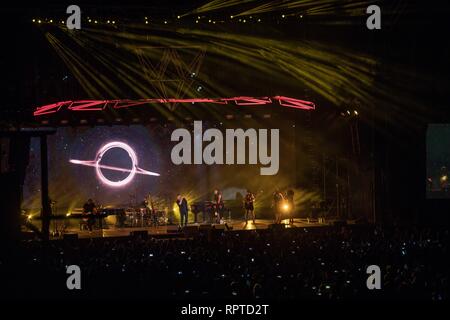 Alejandro Sanz, duranti el concierto que ofreció en ExpoForum como parte de su gira Sinope Vivo.**** Alejandro Sánchez Pizarro, más conocido por su nombre artístico Alejandro Sanz, es onu cantautor, guitarrista, compositor y músico español © Foto: LuisGutierrez/NORTEPHOTO.COM Foto Stock