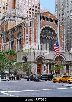 NEW YORK CITY - Giugno 2012: San Bartolomeo episcopale della Chiesa su Park Avenue è uno dei più grandi e più ricche di Manhattan. Foto Stock