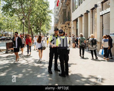 Barcellona, Spagna - 1 GIU 2018: discussione tra due funzionari di polizia sorvegliare la gente sulla strada nel centro di Barcellona boulevard europeo Avenida Diagonal Foto Stock