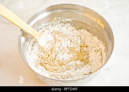 La miscelazione di farina in toto Torte Foto Stock