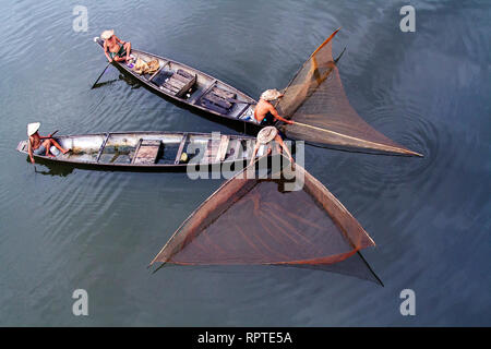 I pescatori su Nhu Y fiume, parte del fiume Perfume a Hue city, Vietnam. Una tecnica di pesca è il cosiddetto Flying Fish reti. Foto Stock