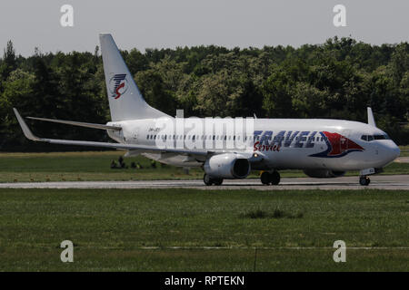 Un Boeing 737, azionati da Smartwings indossando Travel Service a.s. livrea, atterra a Poznan-Lawica aeroporto in Polonia Foto Stock