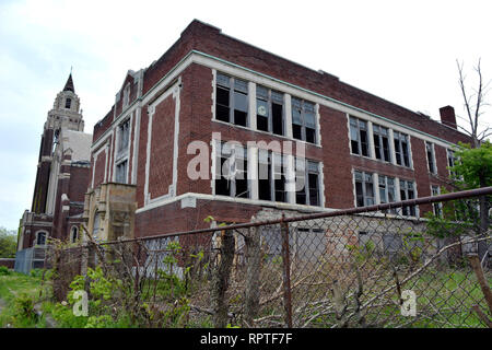 Abbandonata in mattoni rossi chiesa edificio a Detroit Foto Stock
