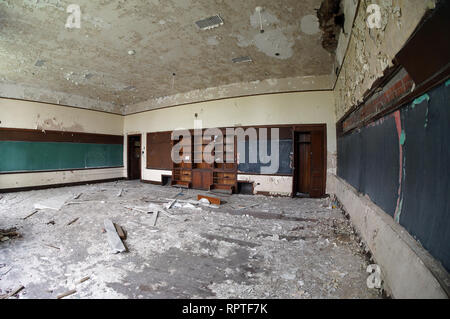 Aula in un abbandonato Hutchins Middle School di Detroit Foto Stock