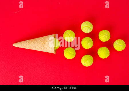 Cono di cialda con gomma gialla bande su sfondo chiaro. Foto Studio Foto Stock