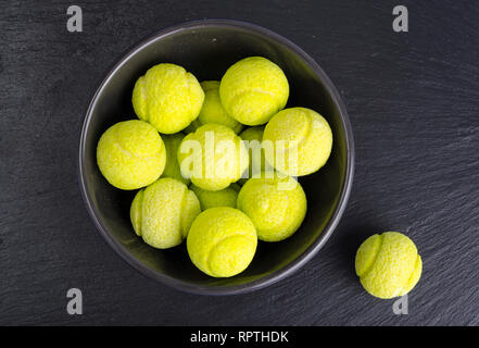 Le sfere rotonde di masticare caramelle su sfondo nero. Foto Studio Foto Stock