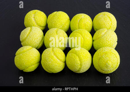 Le sfere rotonde di masticare caramelle su sfondo nero. Foto Studio Foto Stock
