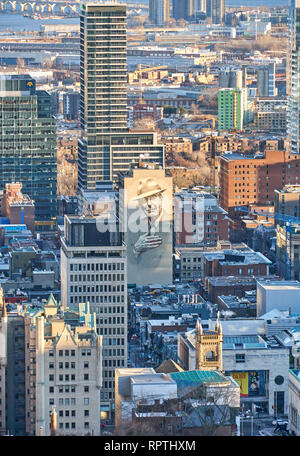 MONTREAL, Canada - 1 gennaio 2019 : vista panoramica del centro cittadino di Montreal in inverno con Leonard Cohen immagine su un edificio. Leonard Norman Cohen era un C Foto Stock