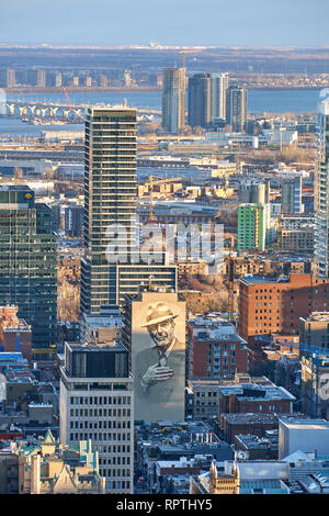 MONTREAL, Canada - 1 gennaio 2019 : vista panoramica del centro cittadino di Montreal in inverno con Leonard Cohen immagine su un edificio. Leonard Norman Cohen era un C Foto Stock