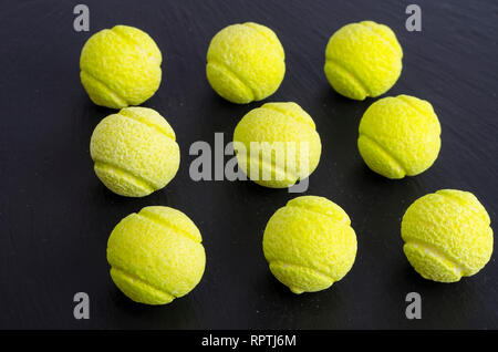 Le sfere rotonde di masticare caramelle su sfondo nero. Foto Studio Foto Stock
