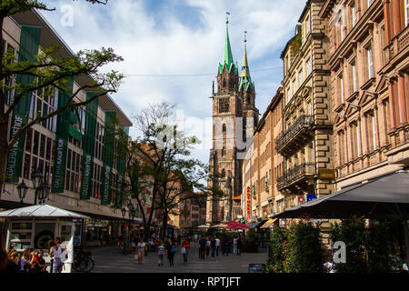 St. Lorenz Kirche o la chiesa di San Lorenzo, Bahnhofstrabe strada commerciale, Norimberga, Norimberga, Germania Foto Stock