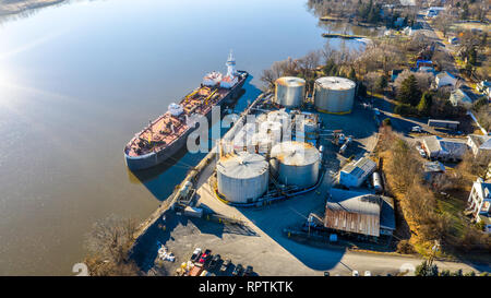 Caricamento chiatta a Peckham Industries Inc, la raffinazione del petrolio, Atene, NY, STATI UNITI D'AMERICA Foto Stock