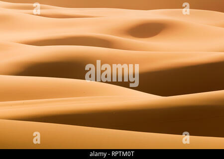 Onda astratto modello di dune di sabbia varia in infinite skyless paesaggio nel mezzo di arido deserto di sabbia su Australian Pacific Coast in morbida luce solare Foto Stock