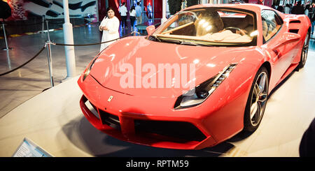 Dubai - Ottobre 10, 2018: la Ferrari Enzo è in esposizione al salone dell'auto. all'interno di un padiglione per i visitatori. Foto Stock