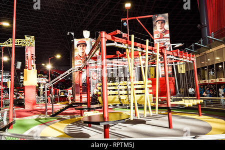 Dubai - Ottobre 10, 2018: vista dell'automobile pavilion al piano terra per la classica formula 1 auto display. Foto Stock