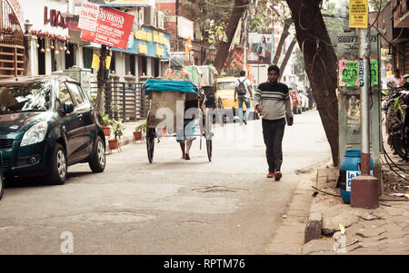 Nuovo Mercato, Calcutta, Dicembre 2, 2018: vista del famoso Lindsay Street oltre alla Scuola Libera Street (Mirza Ghalib Street) lato posteriore di Sir Hogg al mercato Foto Stock