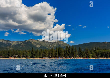 Le montagne si vede sulla riva attraverso le cristalline acque blu, dalla barca sul Lago Tahoe in California, Stati Uniti d'America Foto Stock