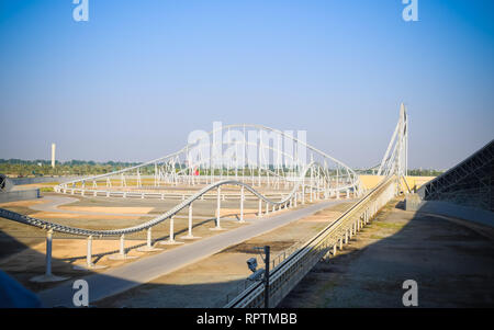 ABU DHABI EMIRATI ARABI UNITI 2 Dicembre 2018: vista interna di Formula rossa, il più veloce roller coaster del mondo in Ferrari World parco divertimenti a Yas Island - un Foto Stock