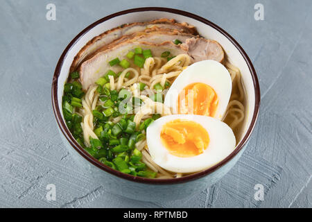 Asian noodle soup, ramen con carne di maiale, le verdure e le uova in una terrina. Foto Stock