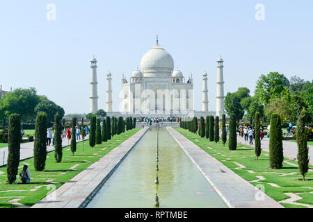 Agra, India, Jan 2019: il Taj Mahal, "corona dei Palazzi', 'gioiello dell'arte musulmana' nella serata di riflessione alla luce del sole. Il suo mausoleo dell imperatore Mughal Foto Stock