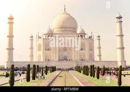 Agra, India, Jan 2019: il Taj Mahal, "corona dei Palazzi', 'gioiello dell'arte musulmana' nella serata di riflessione alla luce del sole. Il suo mausoleo dell imperatore Mughal Foto Stock