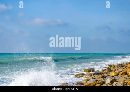Gli spruzzi di wave sul mar Nero nel giorno. Foto Stock