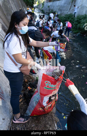 23/02/2019 di Cebu City, Filippine. Centinaia di volontari aiutano con un fiume clean up avviate da Cebu City governo. Foto Stock