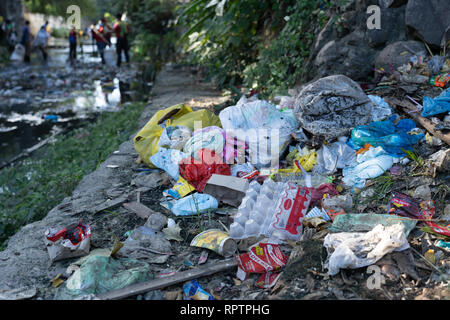 23/02/2019 di Cebu City, Filippine. Tutti i tipi di rifiuti accumulati a fianco di un fiume si trova a Cebu City, Filippine.La stragrande maggioranza dei rifiuti è passante Foto Stock