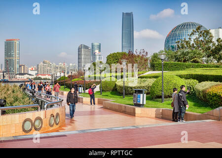 1 Dicembre 2018: Shanghai in Cina - Ai visitatori di camminare sulla riva del fiume Huangpu sul lato di Pudong, di fronte al Bund, Shanghai. Foto Stock