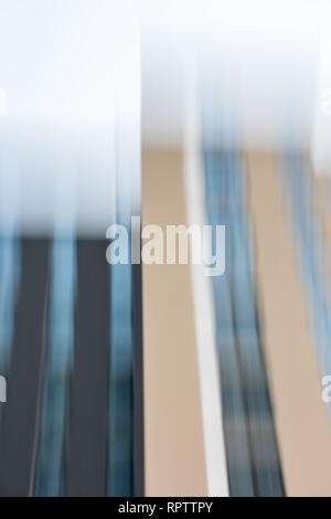 Due strettamente distanziati di nuove case con lungo le facciate in vetro Foto Stock