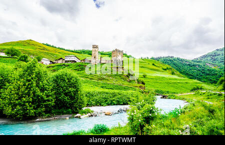 Antichi torrioni di roccia nel mezzo delle montagne del Caucaso - storiche torri difensive da Ushguli in Georgia Foto Stock