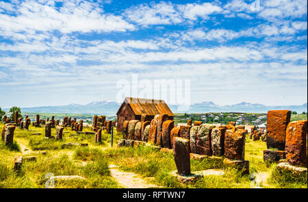 Antiche lapidi sul cimitero di Noratus in Armenia, vicino al Lago Sevan in Armenia Foto Stock