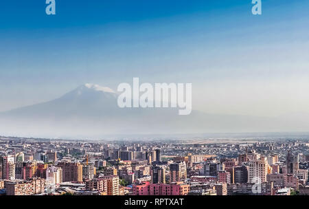 Vista sulla città di Yerevan, visualizzare con il maestoso Monte Ararat, Armenia Foto Stock