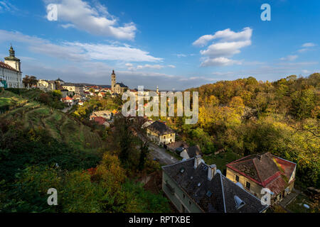 Vista della parte storica della città dalla terrazza (Barborska) la sera raggi del tramonto. Kutna Hora. Repubblica ceca. Foto Stock