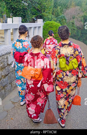 Donne giovani turisti indossando kimono noleggio passeggiate nel parco di Kyoto. Foto Stock