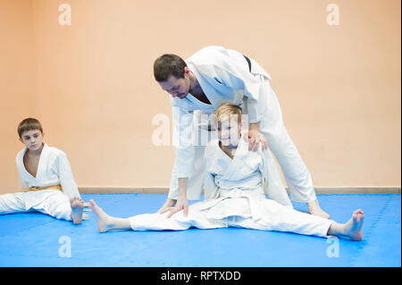 I bambini in kimono iniziano il training su aikido Foto Stock