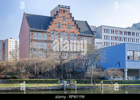 Fiume Spree embankment Holsteiner Ufer in un quartiere di una città Hansaviertel con edifici di una palestra scuola di Berlino, Germania Foto Stock