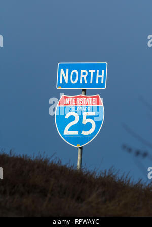 Stati Uniti Interstate Highway system cartello stradale nella luce della sera fotografato vicino a Castle Rock Colorado US. Foto scattata in febbraio. Foto Stock