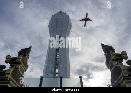 Denpasar, Bali - Gennaio 12 2018: Faro al Porto di Benoa. Quando il vento soffia da Ovest, gli aerei atterrano all'Aeroporto di Ngurah Rai Foto Stock