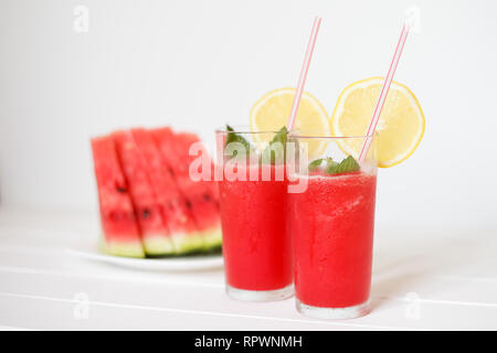 Due bicchieri con cocomero frullati con limone e menta Foto Stock