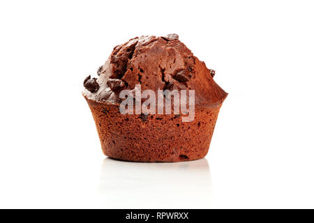 La foto di un chip di cioccolato muffin su uno sfondo bianco con spazio di copia Foto Stock