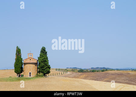 Isolata chiesa in Toscana colline, paesaggio italiano. Chiesa della Madonna di Vitaleta Foto Stock