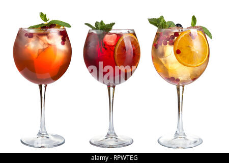 Bevande alcoliche e non alcoliche rinfrescanti cocktail con menta, frutti e bacche su uno sfondo bianco. Tre cocktail in calici in vetro. Isolato. Foto Stock