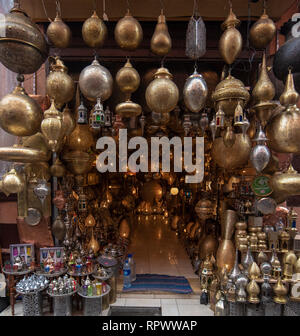 Marrakech, Marocco - Sfondo da marocchino tradizionale vetro e lampade in metallo in negozio nella medina di Marrakech, Marocco Foto Stock
